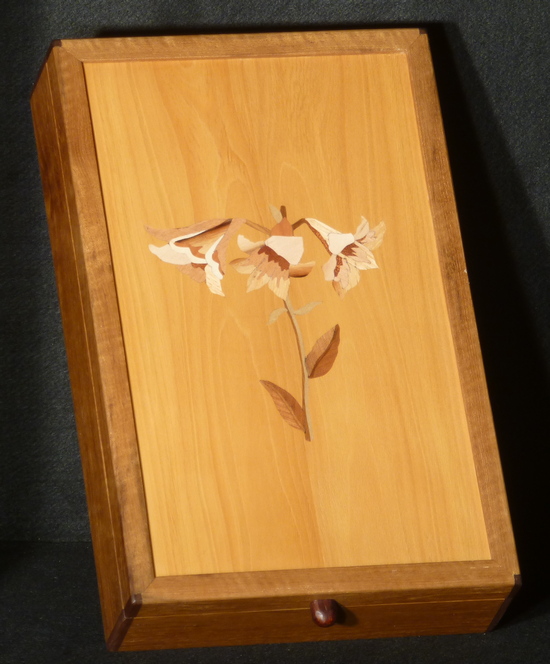 Treasure box inlaid with trumpet flowers